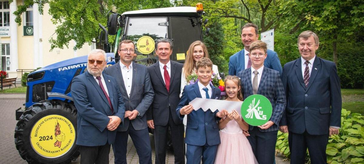 Zwycięzcy Konkursu Bezpieczne Gospodarstwo Rolne 2024 Ewelina i Piotr Gręźlikowscy z Dobrzejewic