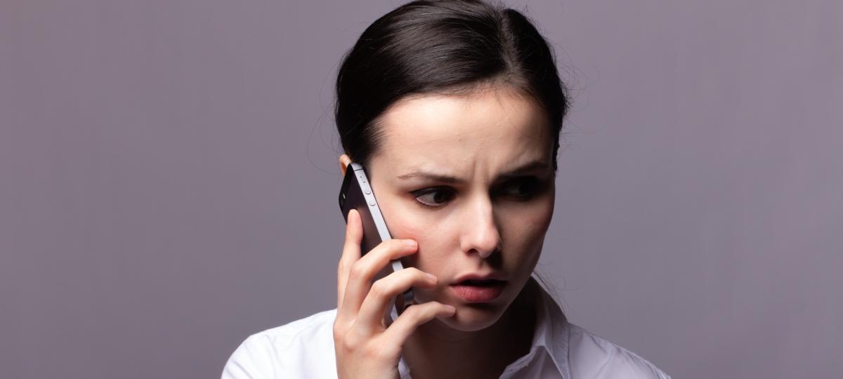 kobieta rozmawia przez telefon