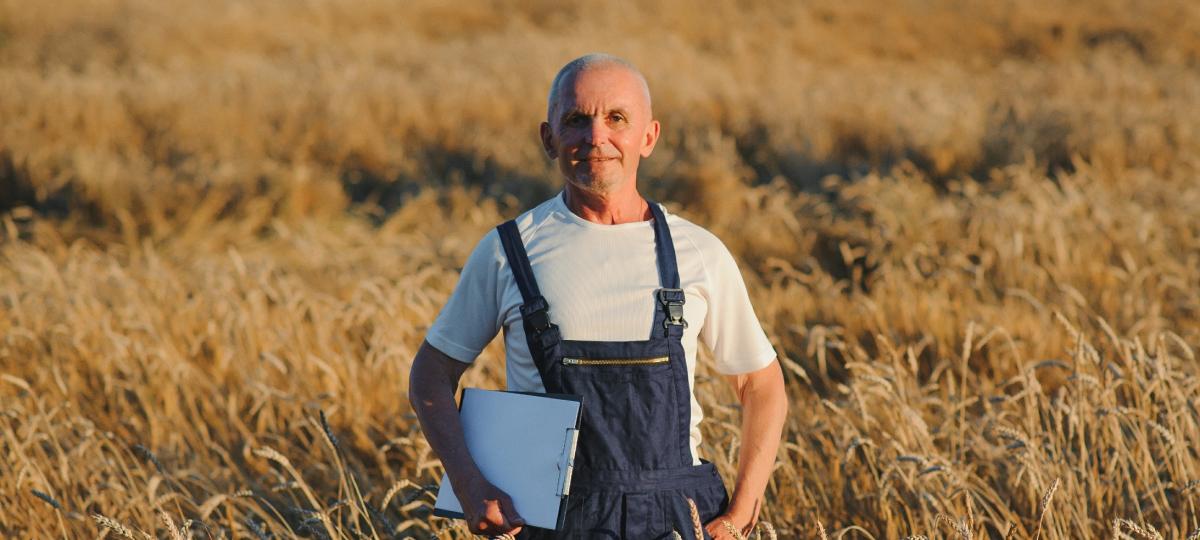 rolnik na polu