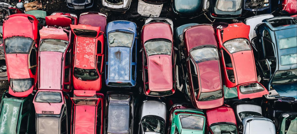 zezłomowane auta na parkingu 