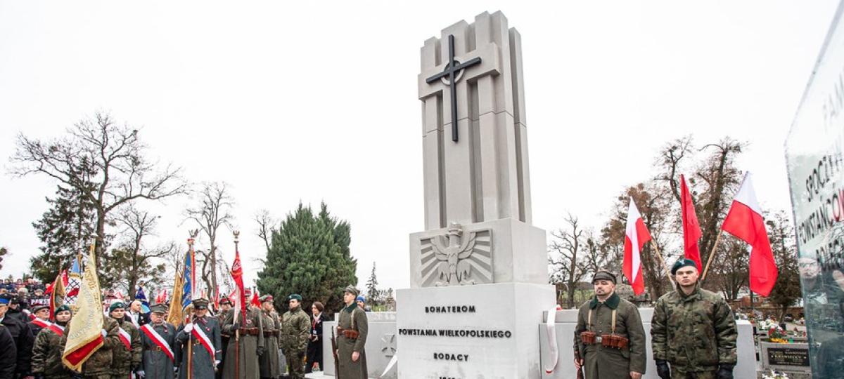 Odsłonięcie pomnika na mogile powstańców wielkopolskich w Szubinie