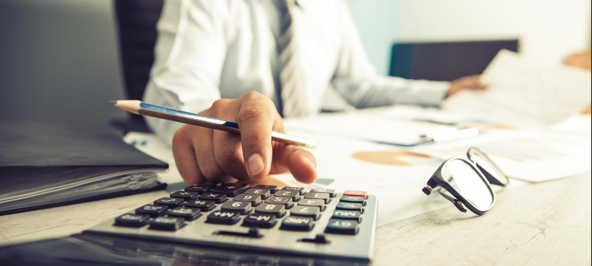 księgowy pracujący i analizujący raporty finansowe, księgowość projektów z wykresem i kalkulatorem w nowoczesnych finansach biurowych i koncepcji biznesowej