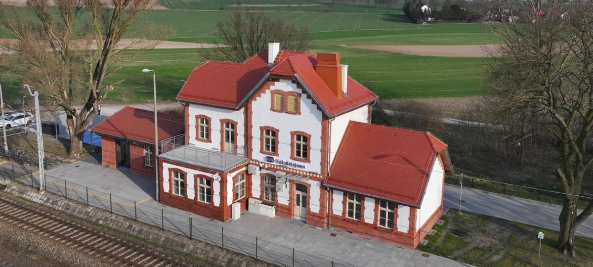XIX-wieczny dworzec kolejowy w Kołodziejewie w powiecie inowrocławskim przeszedł gruntowny remont kosztem ponad 8 milionów złotych