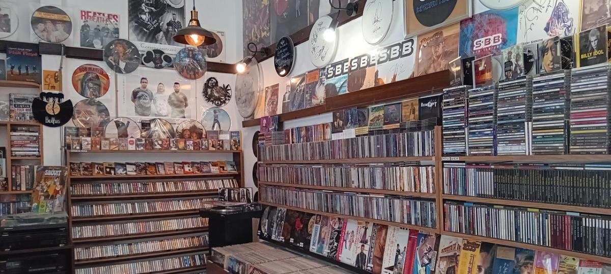 - Zaczęto doceniać wreszcie bogactwo dźwięku analogowego. Ciepłego, przy którym można się zrelaksować i usłyszeć dźwięki, których w streamingu nie ma - mówi Jarosław Nawrocki z bydgoskiej Nory Music. Wywiad w ramach cyklu "Nietypowy biznes"