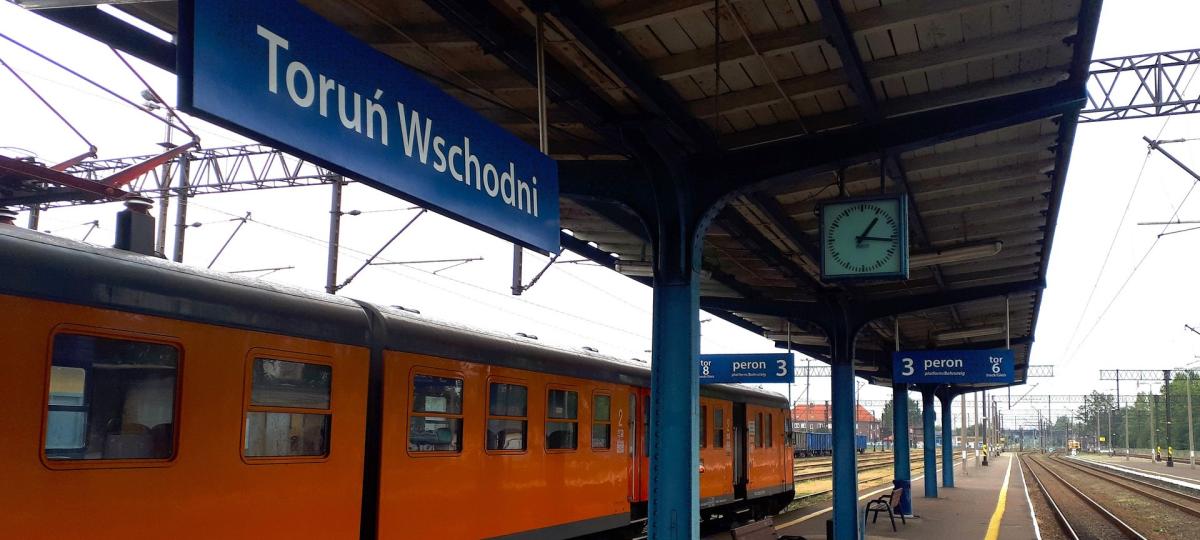 Czy po remoncie budynków dworców Toruń Miasto i Toruń Wschodni nadejdzie czas na perony, torowiska i most kolejowy? Jest światełko w tunelu!