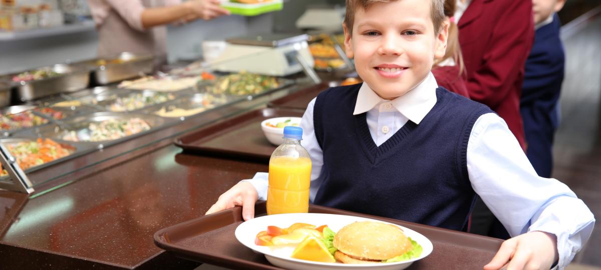 Zakaz sprzedaży kofeiny w sklepikach i dieta planetarna w stołówkach szkolnych. Nowe wytyczne Ministerstwa Zdrowia