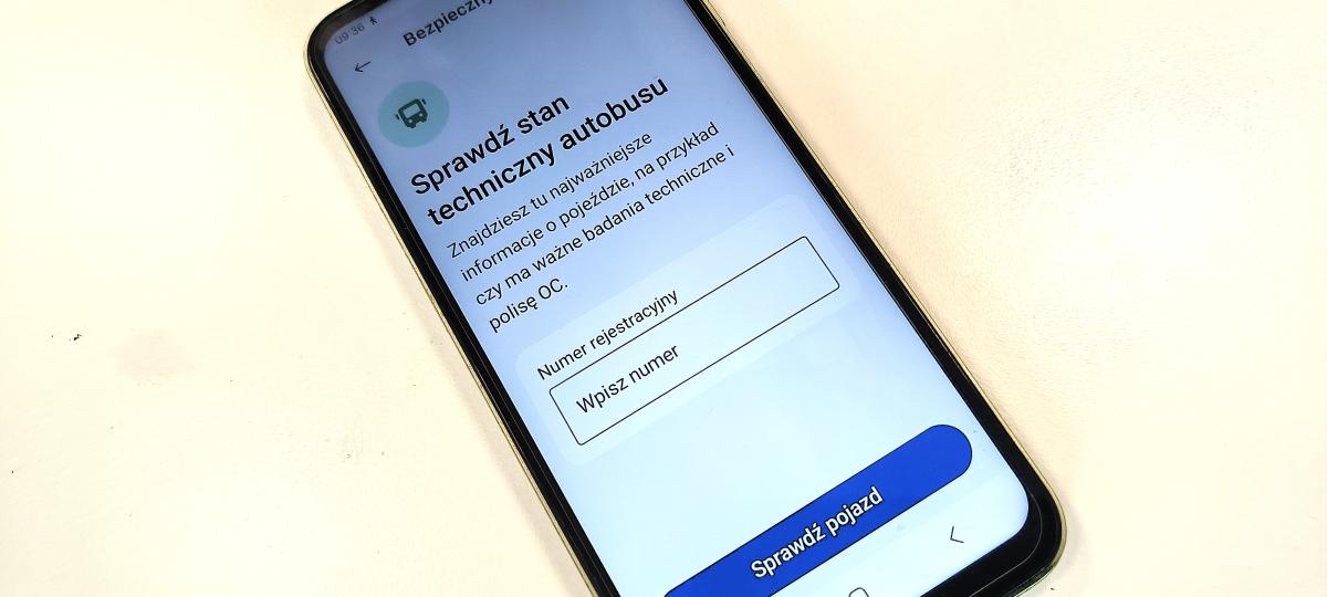 Dzięki funkcji Bezpieczny Autobus w mObywatelu szybko sprawdzisz dane techniczne pojazdu i uprawnienia kierowcy